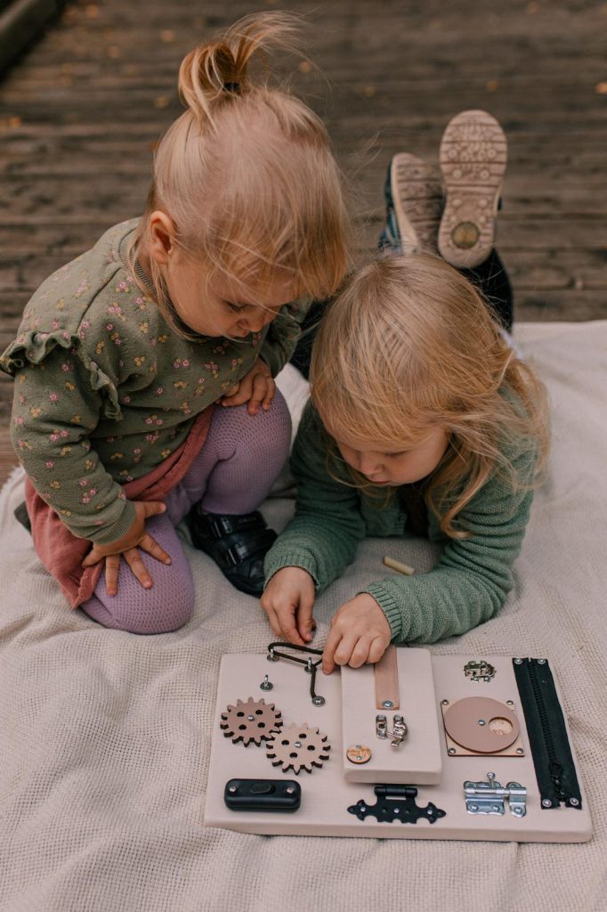 Geschenke für 3-jährige Kinder, die unterhalten und lehren